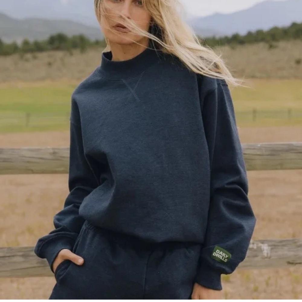 Daily Drills Women's DENIM COLOR FLEECE Mock Neck Sweatshirt & Short SET